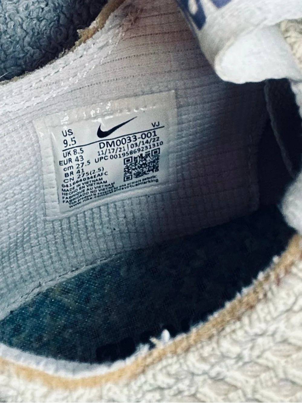 Nike White & Pale Green Sneakers size 9 1/2